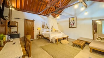 Chambre, 1 très grand lit, balcon | Intérieur