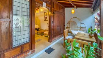 Basic Room, 1 King Bed, Balcony | Dining