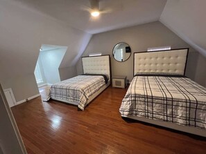 Iron/ironing board, WiFi, bed sheets - Sleek  Gainesville Apartment mins from downtown (Gainesville)