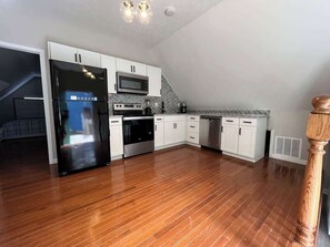 Coffee/tea maker, fridge, microwave, oven - Sleek  Gainesville Apartment mins from downtown (Gainesville)