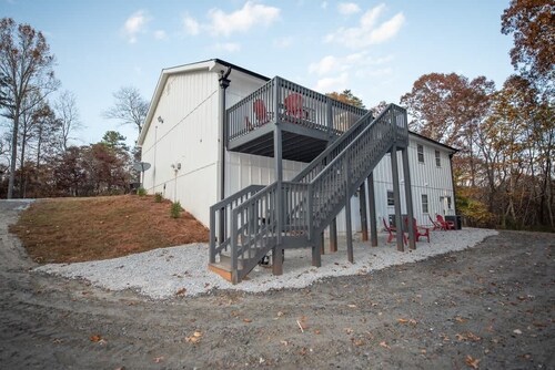 Modern 2 bedroom APT 4 bed min FROM  Dawnsonville