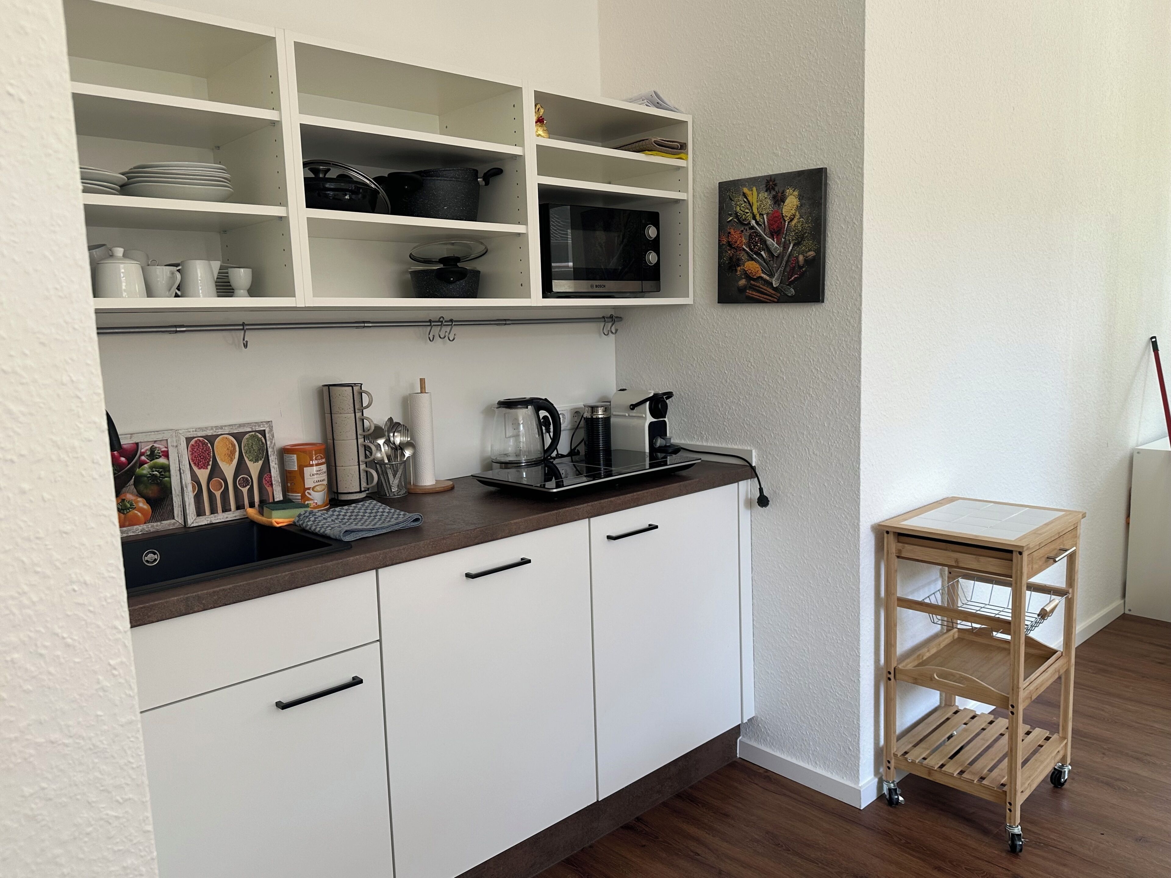 Wasserkocher mit Kaffee-/Teezubehör, Kühlschrank, Mikrowelle, Ofen