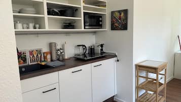 Wasserkocher mit Kaffee-/Teezubehör, Kühlschrank, Mikrowelle, Ofen