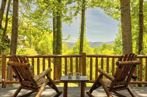 Little Bear Chalet – Smoky Mountain Views, Hot Tub, Fire Pit & EV Charger