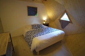 2 bedrooms, travel crib, free WiFi, bed sheets