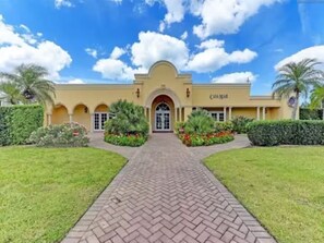 Exterior - 1 BR with private beach, right next to Siesta Keys public beach (Sarasota)