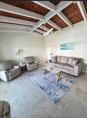 Living area - 1 BR with private beach, right next to Siesta Keys public beach (Sarasota)