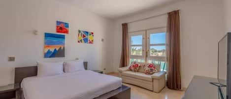 4 bedrooms, iron/ironing board, WiFi, bed sheets