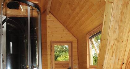A tiny house in a quiet meadow—the perfect place to unwind. Sauna