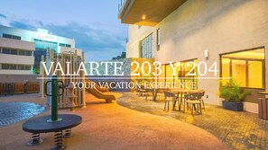 Outdoor dining - Luxury Valarte Apartment in Versalles – Heated Infinity Pool & Cinema Coworking (Puerto Vallarta)
