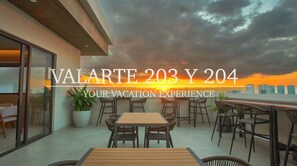 Outdoor dining - Luxury Valarte Apartment in Versalles – Heated Infinity Pool & Cinema Coworking (Puerto Vallarta)