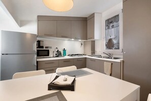 Wasserkocher mit Kaffee-/Teezubehör, Kühlschrank, Mikrowelle, Herdplatte