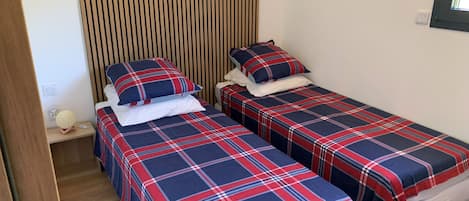 3 chambres, fer et planche à repasser, accès Internet, draps fournis