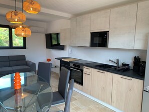 Private kitchen - 65-square-meter house, fully air-conditioned, with a spa (Bormes-les-Mimosas)