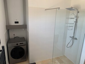 Shower, hair dryer, towels, soap - 65-square-meter house, fully air-conditioned, with a spa (Bormes-les-Mimosas)