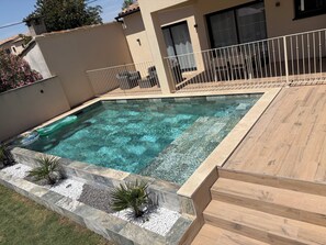 A swimming pool with a wooden deck and a metal railing. - Family villa, not overlooked, with a private pool, a five-minute walk from downtown (L'Isle-sur-la-Sorgue)