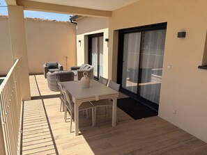 Outdoor dining - Family villa, not overlooked, with a private pool, a five-minute walk from downtown (L'Isle-sur-la-Sorgue)