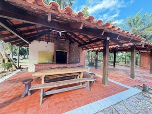 Outdoor dining - Charming 3-bedroom country house in tranquil Trinidad with AC (Trinidad)