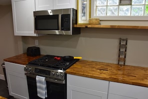 Private kitchen - Adorable 1-bedroom basement apartment in Anchorage perfect for your getaway (Anchorage)