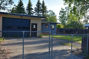 Exterior - Adorable 1-bedroom basement apartment in Anchorage perfect for your getaway (Anchorage)