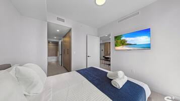 Condo, Balcony, City View | Egyptian cotton sheets, premium bedding, blackout drapes