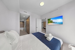 Condo, balcón, vista a la ciudad | Sábanas de algodón egipcio y ropa de cama de alta calidad