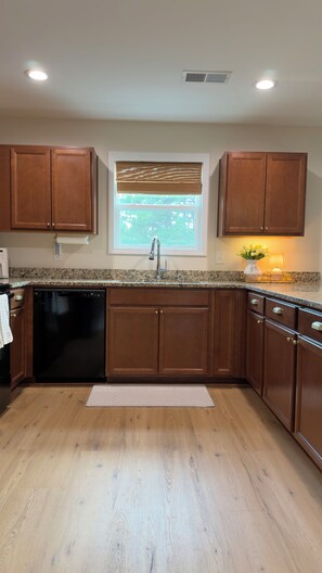 Private kitchen - 4BR Lexington Home – Pool, Fishing Pond, Firepit, Sleeps 8 (Lexington)