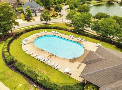 4BR Lexington Home – Pool, Fishing Pond, Firepit, Sleeps 8