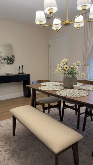 Dining - 4BR Lexington Home - Pool, Fishing Pond, Firepit. Stylish and Cozy Home (Lexington)