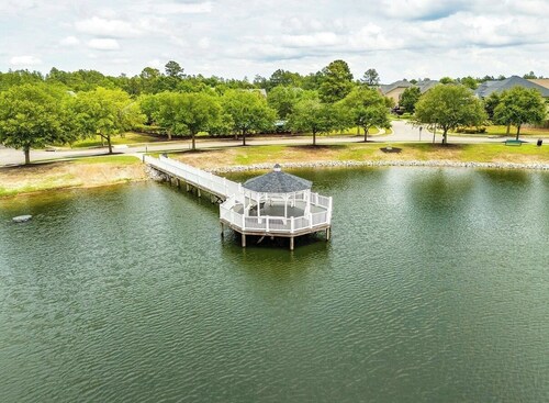 4BR Lexington Home – Pool, Fishing Pond, Firepit, Sleeps 8