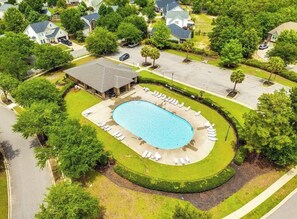Exterior - 4BR Lexington Home - Pool, Fishing Pond, Firepit. Stylish and Cozy Home (Lexington)