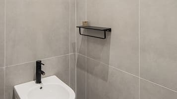 Departamento Confort, 1 habitación, microondas, vista a la ciudad | Baño | Regadera, amenidades de baño gratuitas, secadora de cabello, toallas