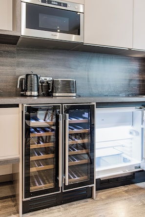 Apartemen Comfort, 1 kamar tidur, microwave, pemandangan kota | Dapur kecil pribadi | Lemari es kecil dan microwave