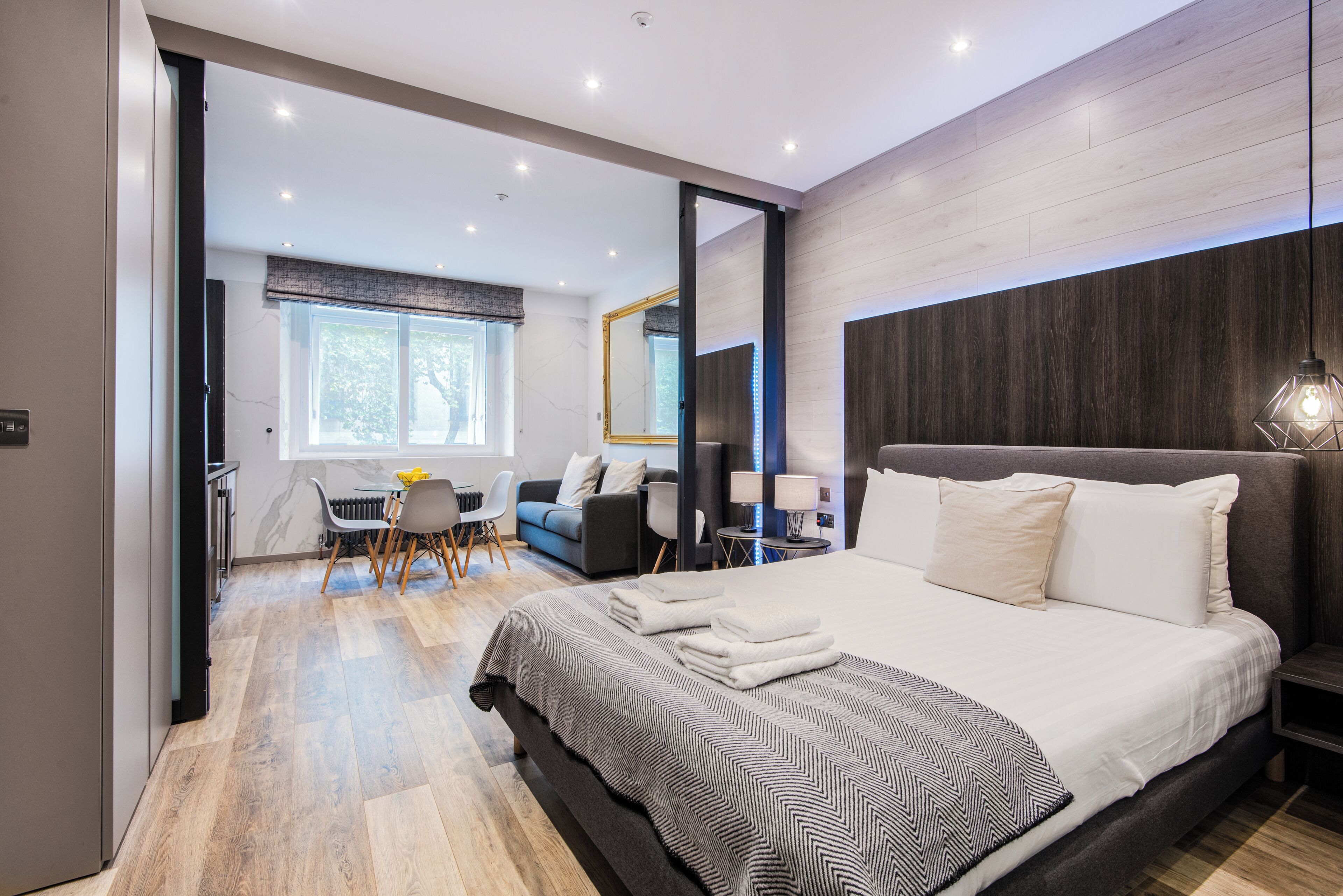 Apartamento Confort, 1 habitación, microondas, vistas a la ciudad | Espacio para trabajar con un portátil y tabla de planchar con plancha
