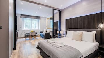 Apartamento Confort, 1 habitación, microondas, vistas a la ciudad | Espacio para trabajar con un portátil y tabla de planchar con plancha