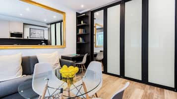 Apartamento Confort, 1 habitación, microondas, vistas a la ciudad | Zona de estar | Una Smart TV