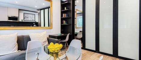 Apartemen Comfort, 1 kamar tidur, microwave, pemandangan kota | Area keluarga | Smart TV