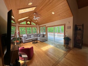 Smart TV - Spacious, Private Suttons Bay Oasis in the Woods (Suttons Bay)