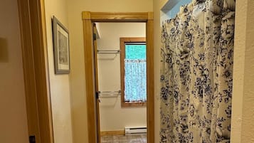 Serviettes fournies, savon, papier toilette