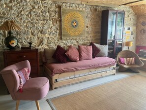TV - On the edge of the Jura Lakes, a spacious home with a spa and a pétanque court (Châtillon)
