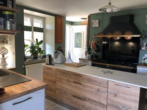 Private kitchen - On the edge of the Jura Lakes, a spacious home with a spa and a pétanque court (Châtillon)