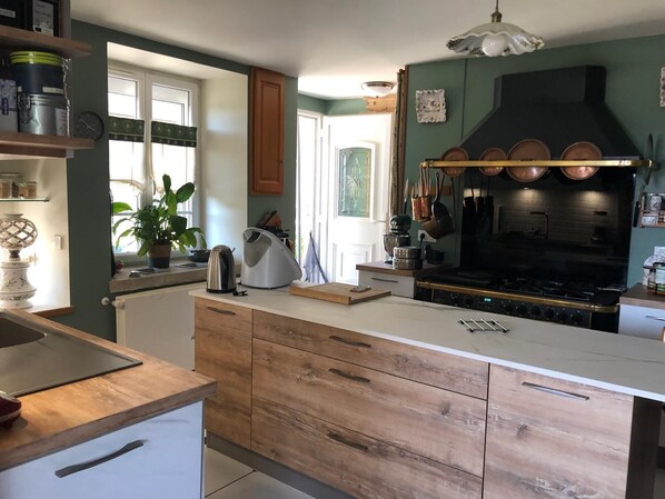 Private kitchen - On the edge of the Jura Lakes, a spacious home with a spa and a pétanque court (Châtillon)