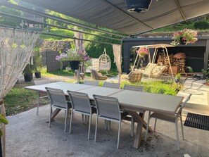 Outdoor dining - On the edge of the Jura Lakes, a spacious home with a spa and a pétanque court (Châtillon)