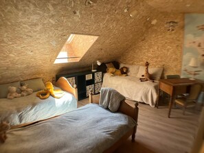 4 bedrooms, iron/ironing board, free WiFi, bed sheets - On the edge of the Jura Lakes, a spacious home with a spa and a pétanque court (Châtillon)
