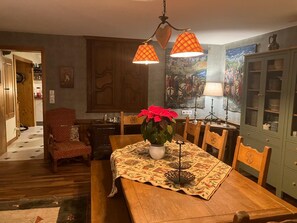 Dining - On the edge of the Jura Lakes, a spacious home with a spa and a pétanque court (Châtillon)