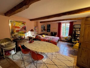 5 habitaciones, tabla de planchar con plancha y cuna de viaje