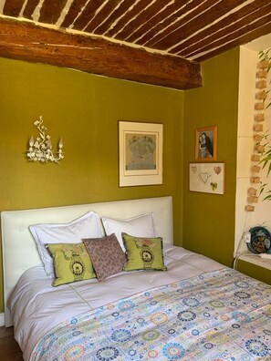 5 bedrooms, iron/ironing board, travel crib, free WiFi - A haven of peace in a protected natural area. (Le Luc)