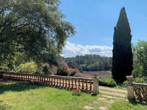 Property grounds - A haven of peace in a protected natural area. (Le Luc)