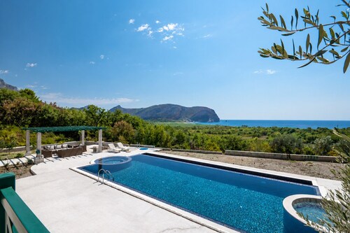 Paštrovići Stone Retreat with Pool,Jacuzzi & Adriatic Sea Views