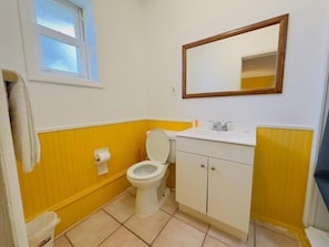 Shower, towels, soap, shampoo - Skyline Inn (Atlantic City)